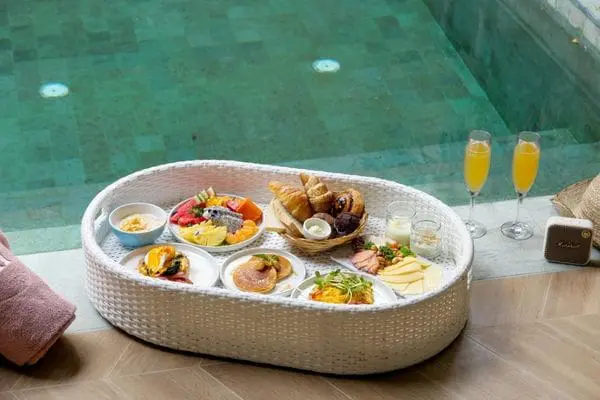 Floating breakfast