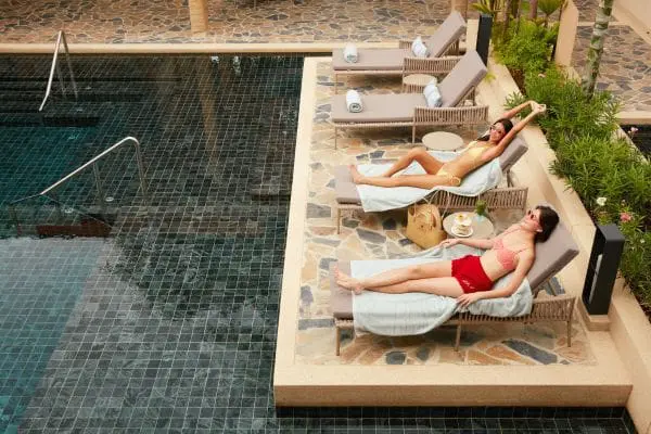 30-minute poolside massage